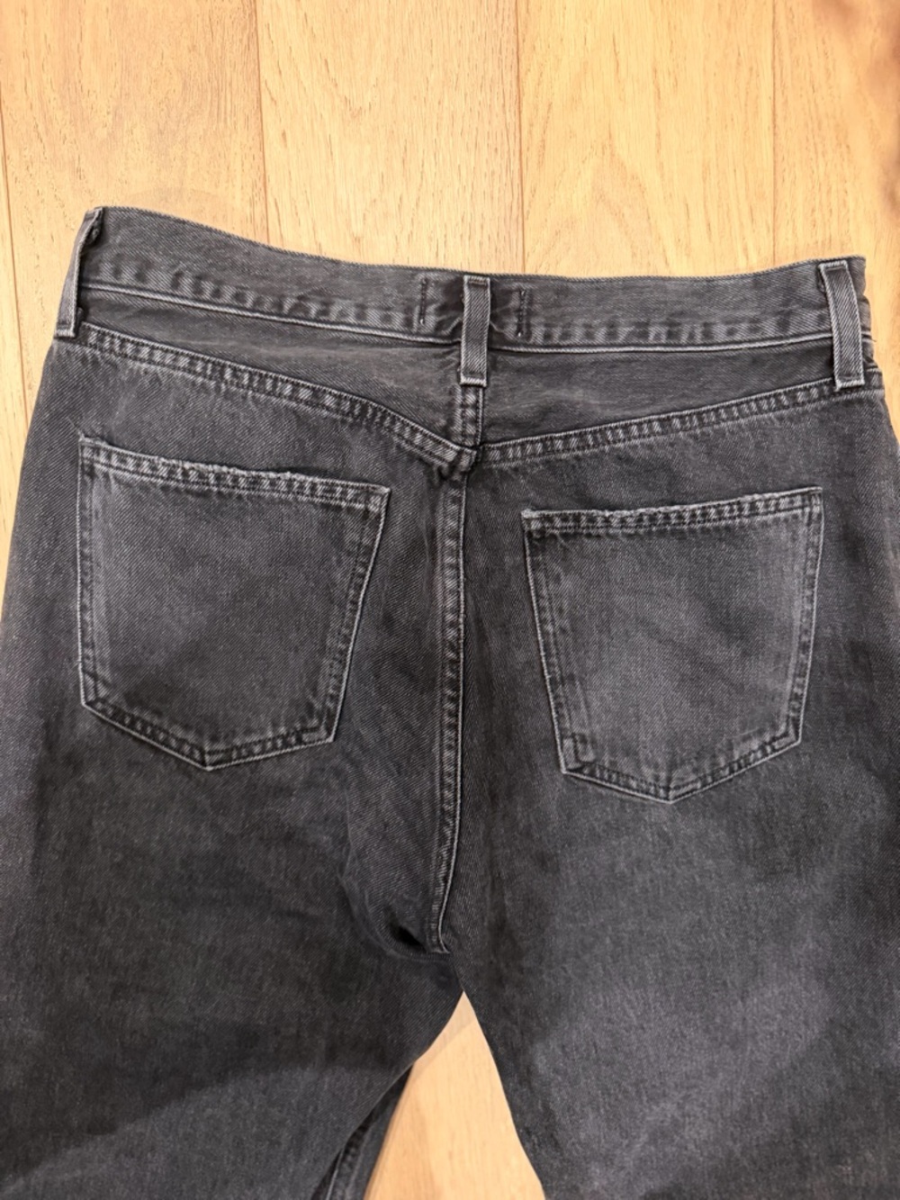 Agolde Black Straight-Leg High-Rise Jeans with Knee Rip - Picture 7 of 7